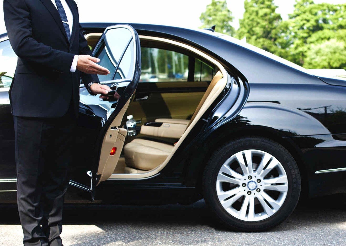 Lady-Taxi professional chauffeur opening car door